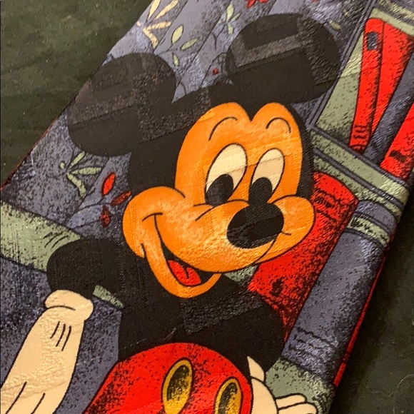 One novelty 100% silk Mickey Mouse men’s tie - Picture 2 of 3